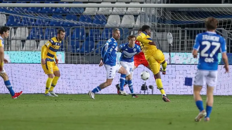 Resistenza finale: l’ultimo tentativo ducale con il tiro di Bonny dal limite - Foto New Reporter Nicoli © www.giornaledibrescia.it