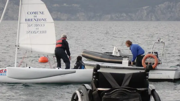 Su una barca onde e venti sono uguali per tutti - © www.giornaledibrescia.it