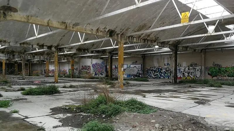 Capannoni. Al loro posto, sulle macerie dell’Ideal Standard, dovrebbe sorgere il parco fotovoltaico