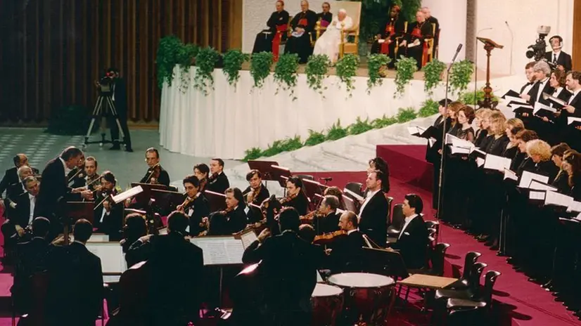 Il concerto diretto da Orizio nel 1997 davanti a papa Wojtyla - © www.giornaledibrescia.it