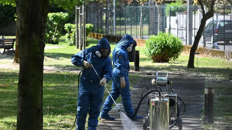 Due militari russi impegnati a sanificare il viale davanti a una delle nostre Rsa- © www.giornaledibrescia.it