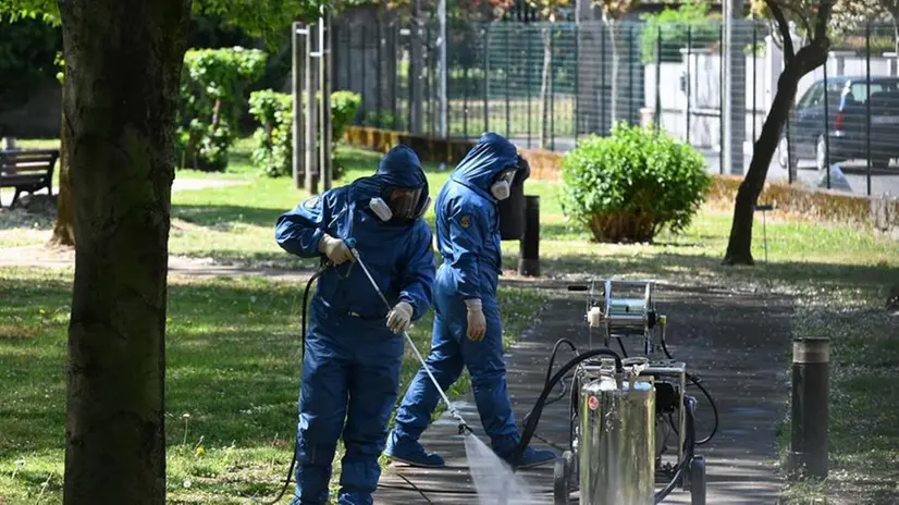 Due militari russi impegnati a sanificare il viale davanti a una delle nostre Rsa- © www.giornaledibrescia.it