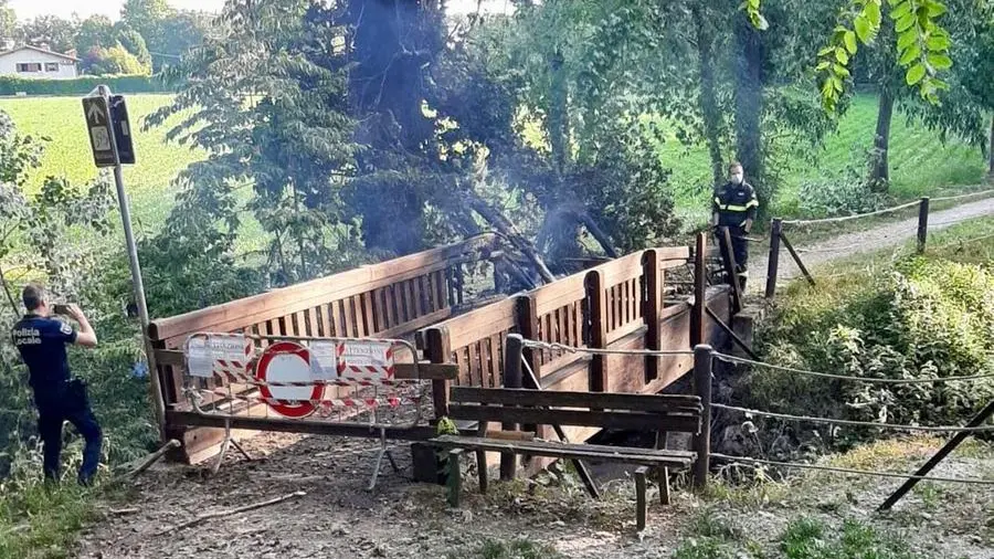 Rogo doloso: il ponte sulla ciclabile danneggiato dalle fiamme - © www.giornaledibrescia.it