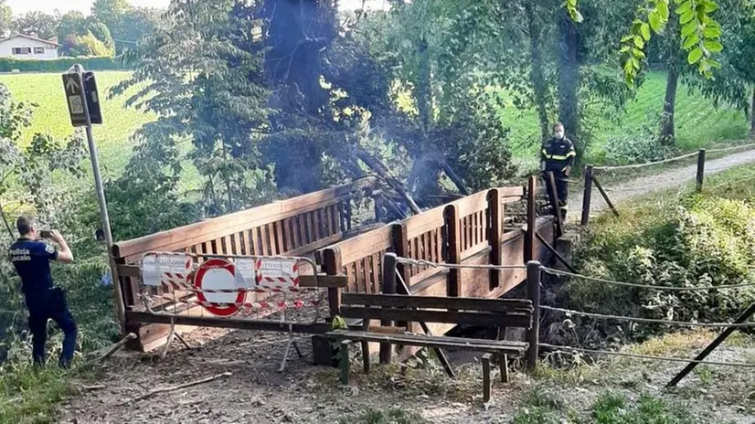 Rogo doloso: il ponte sulla ciclabile danneggiato dalle fiamme - © www.giornaledibrescia.it