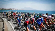 La carovana del Giro d'Italia lungo il mare di Napoli - Foto Ansa © www.giornaledibrescia.it