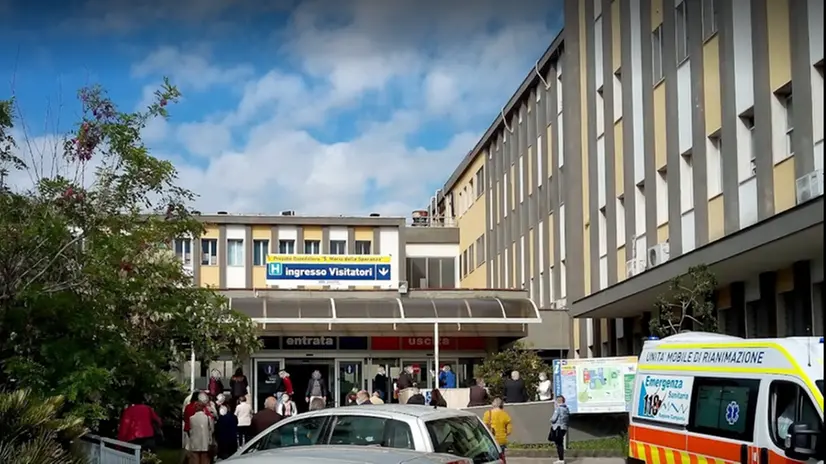 L'ingresso dell'ospedale di Battipaglia (Salerno) in una foto del 2021
