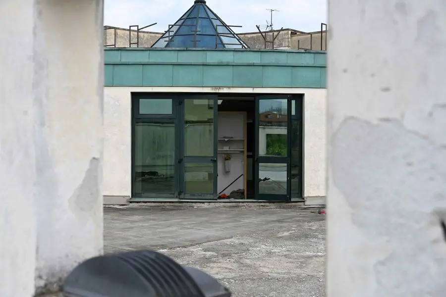 I danni nello stabile dell'ex Carnevali in via Cefalonia a Brescia