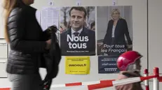In Francia, i manifesti elettorali di Macron e Le Pen - Foto Ansa/Epa/Salvatore Di Nolfi © www.giornaledibrescia.it