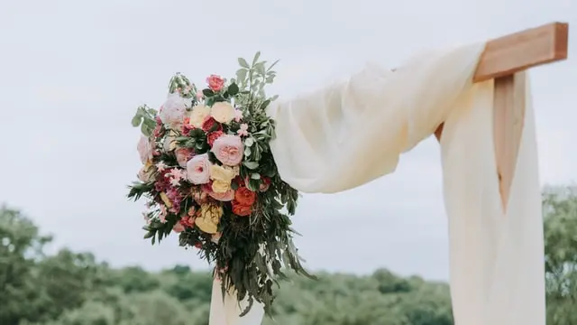 Dettaglio dell'allestimento floreale per un matrimonio