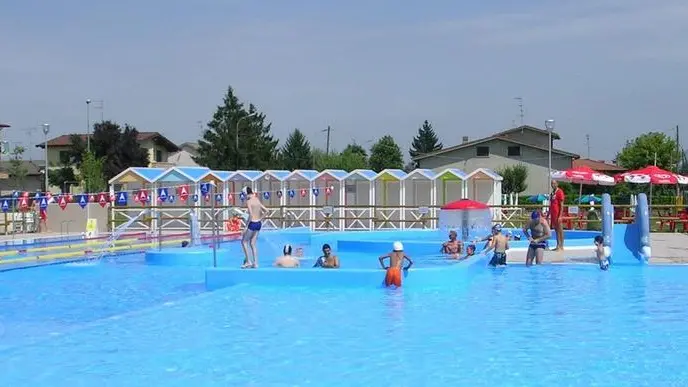 La piscina di Ghedi è chiusa da quando è iniziata la pandemia - Foto © www.giornaledibrescia.it