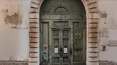 Il portone di ingresso della sede storica di Casa della Memoria e della Fondazione Calzari Trebeschi in via Crispi