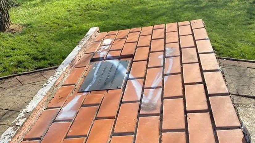 La famigerata «Z» sul monumento - © www.giornaledibrescia.it