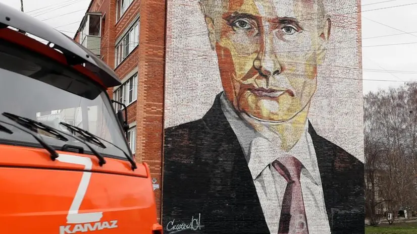 A Kashira, città russa, un murale ritrae il presidente Putin -  Ansa © www.giornaledibrescia.it