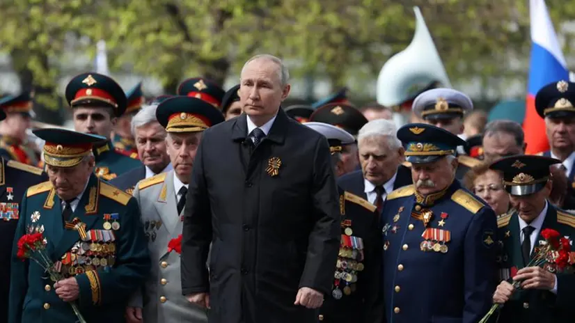 Vladimir Putin durante la parata per il Giorno della vittoria - Foto Epa/Anton Novoderezhkin © www.giornaledibrescia.it