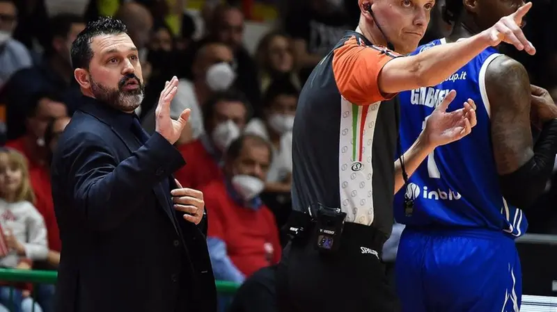 Alessandro Magro a bordo campo nell’intensa gara di mercoledì contro Tortona