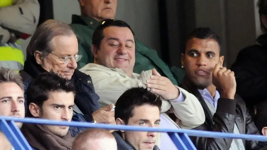 Nel 2011, Raiola in tribuna a Verona con Corioni e Joanthas, uno dei suoi assistiti - © www.giornaledibrescia.it