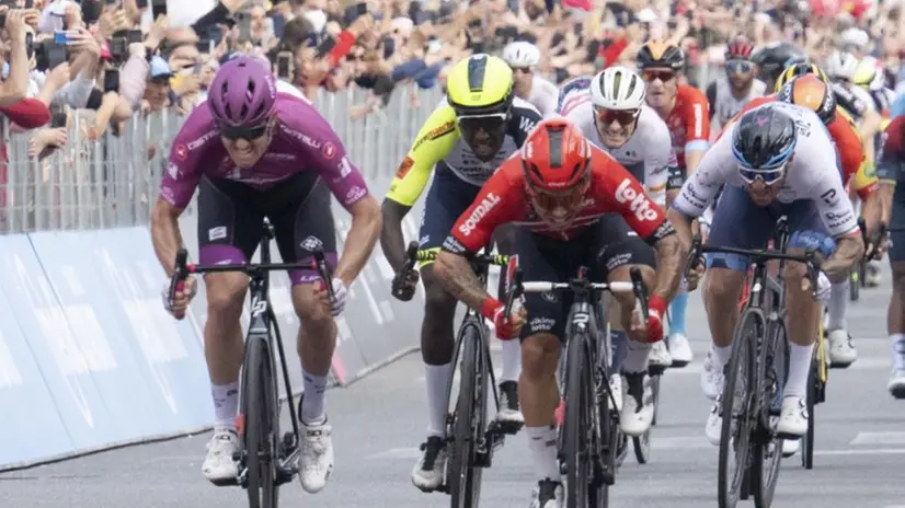 Giro d'Italia, Arnaud Demare concede il bis e vince anche a Scalea