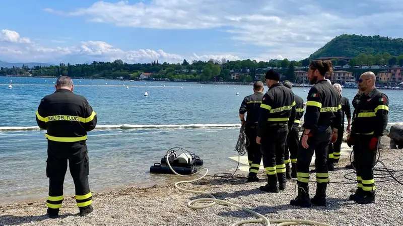 Intervento massiccio. I Vigili del fuoco all’opera ieri sul lago