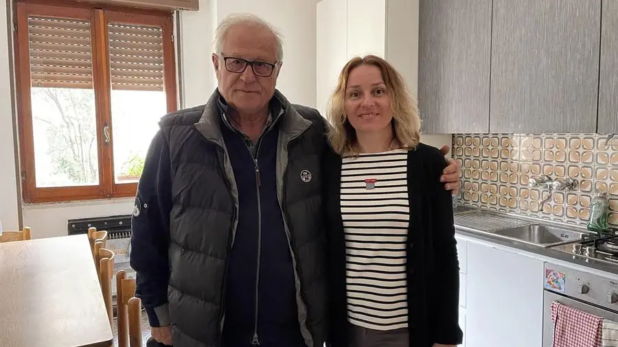 Elio, proprietario di casa insieme al fratello Nunzio di 76 anni, e Viktoria, professoressa ucraina - © www.giornaledibrescia.it