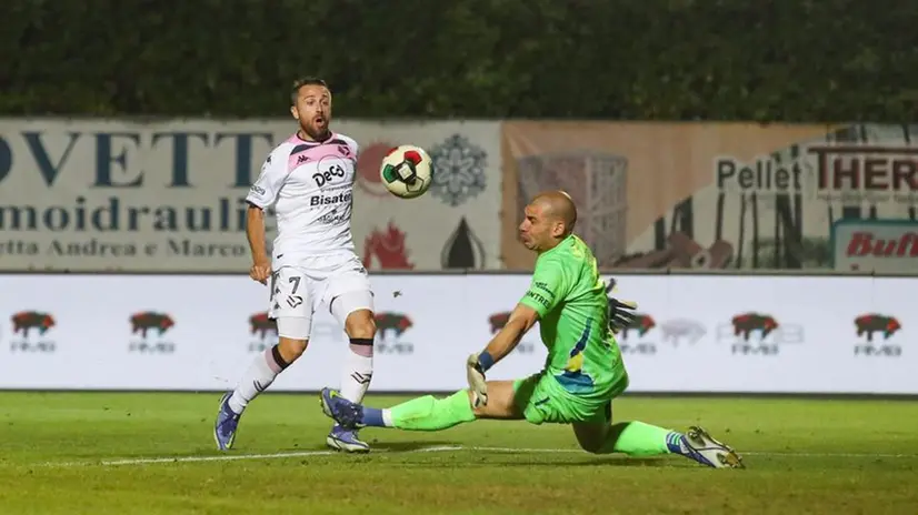 Il portiere Liverani tra i migliori nonostante i tre gol subiti - © www.giornaledibrescia.it