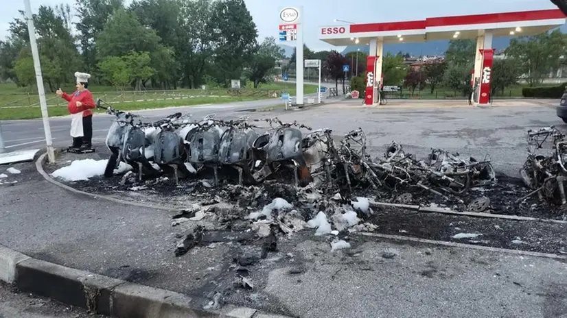 Le dodici Vespe date alle fiamme nella notte tra venerdì e sabato - Foto © www.giornaledibrescia.it