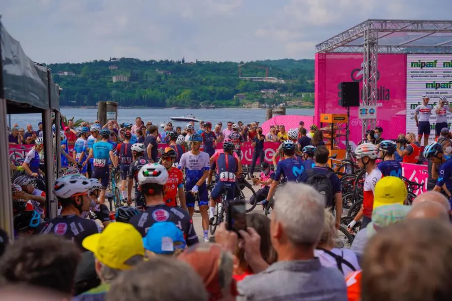 Giro d'Italia 2022, i corridori a Salò