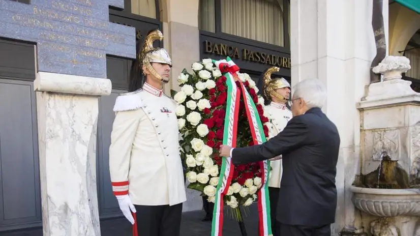 Il Presidente della Repubblica Sergio Mattarella rende omaggio alla stele di piazza della Loggia - Foto Ansa © www.giornaledibrescia.it