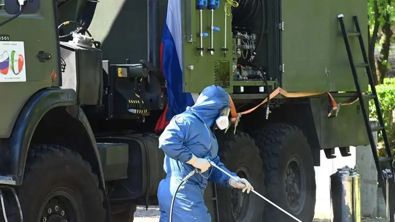 Un militare russo al lavoro in una delle nostre Rsa - © www.giornaledibrescia.it