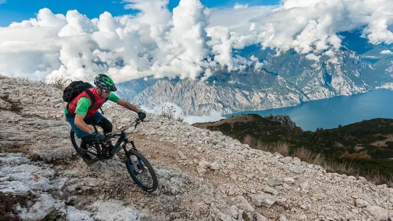 La vista dal Monte Altissimo, durante una competizione di mountain bike - © www.giornaledibrescia.it