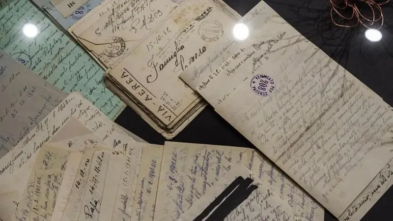 Alcune delle lettere conservate al Piccolo museo del diario - © www.giornaledibrescia.it
