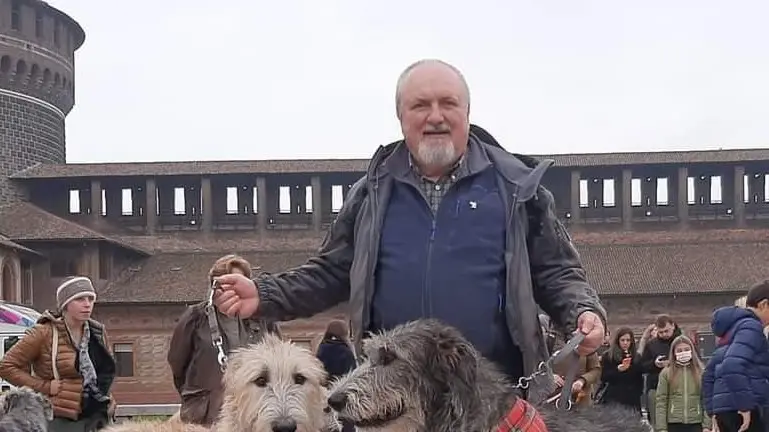 L’organizzatore Vittorio Stefanini con i suoi due Irish Wolfhound - © www.giornaledibrescia.it