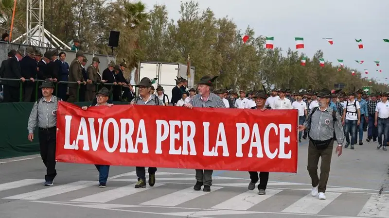 Lo striscione a favore della pace sul lungomare di Rimini - Foto Gabriele Strada Neg © www.giornaledibrescia.it