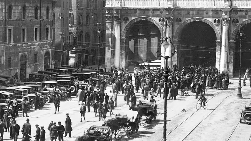 In copertina. Marzo 1927, in piazza della Loggia la prima edizione della Mille Miglia // FOTO ARCHIVIO NEGRI