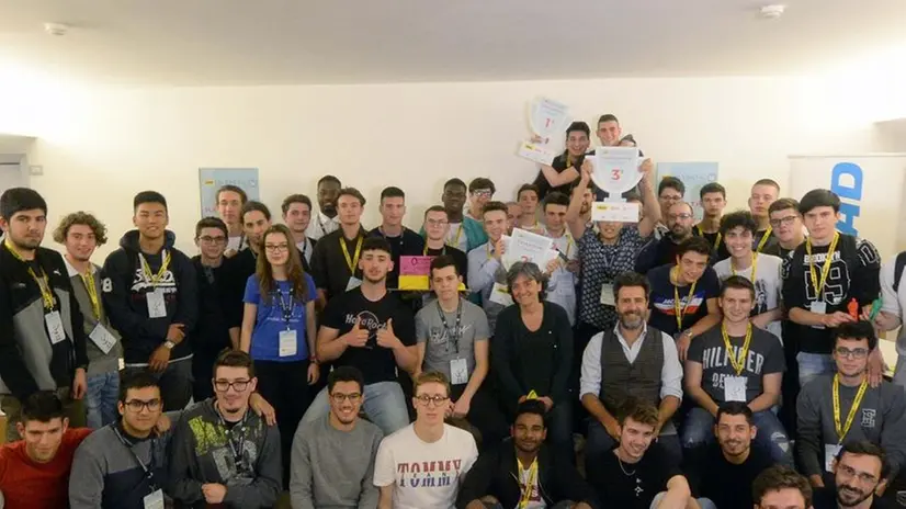 Foto di gruppo, durante l'hackathon del 7 maggio 2019 - © www.giornaledibrescia.it