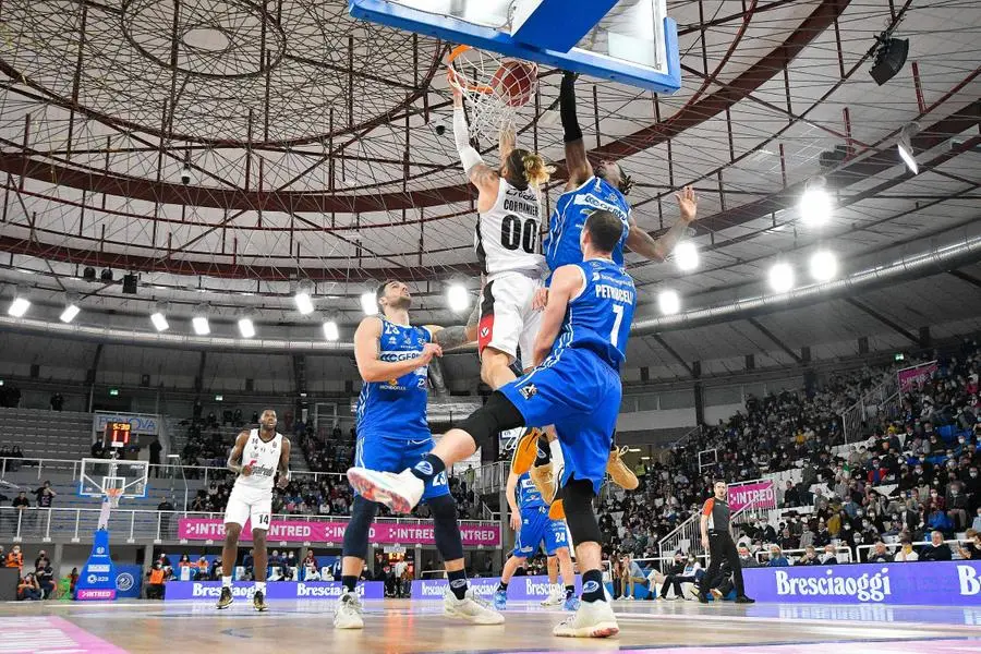 Un'immagine del match tra Virtus e Germani - Foto New Reporter Checchi © www.giornaledibrescia.it