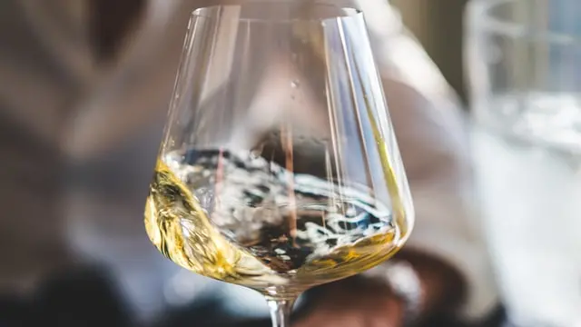 Un bicchiere di vino bianco