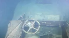 Sul fondale. Il Dukw, mezzo anfibio Usa affondato nell’alto Garda, in un'immagine dei Volontari