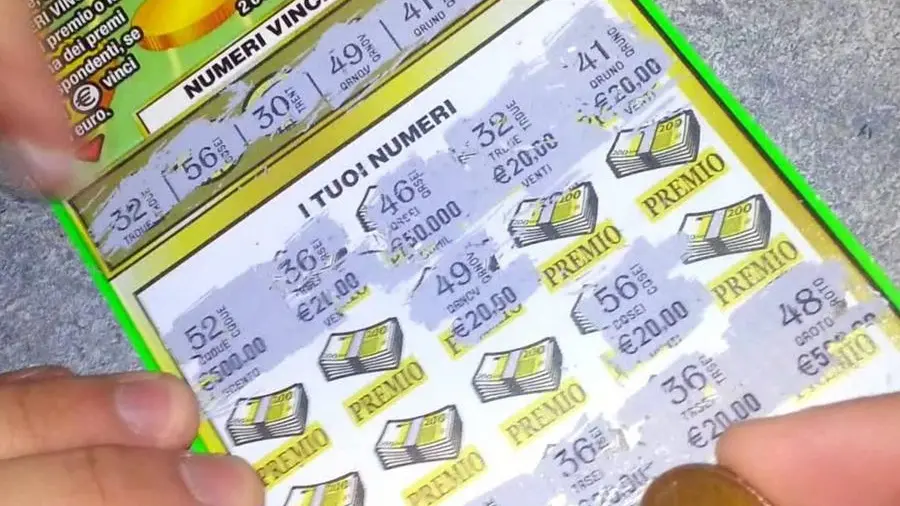 Tre amici si contendono un tagliando da un milione e 600mila euro