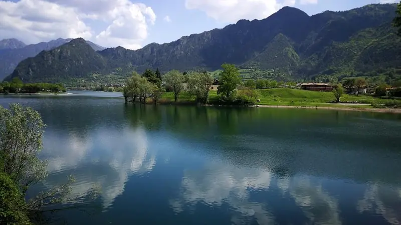 Il lago d'Idro: il passaggio del Giro regalerà cartoline anche a tutto il pubblico televisivo - © www.giornaledibrescia.it