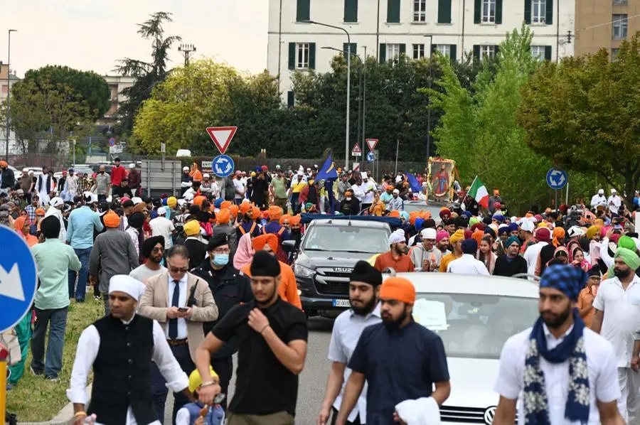 Il gigantesco serpentone della manifestazione Sikh in città