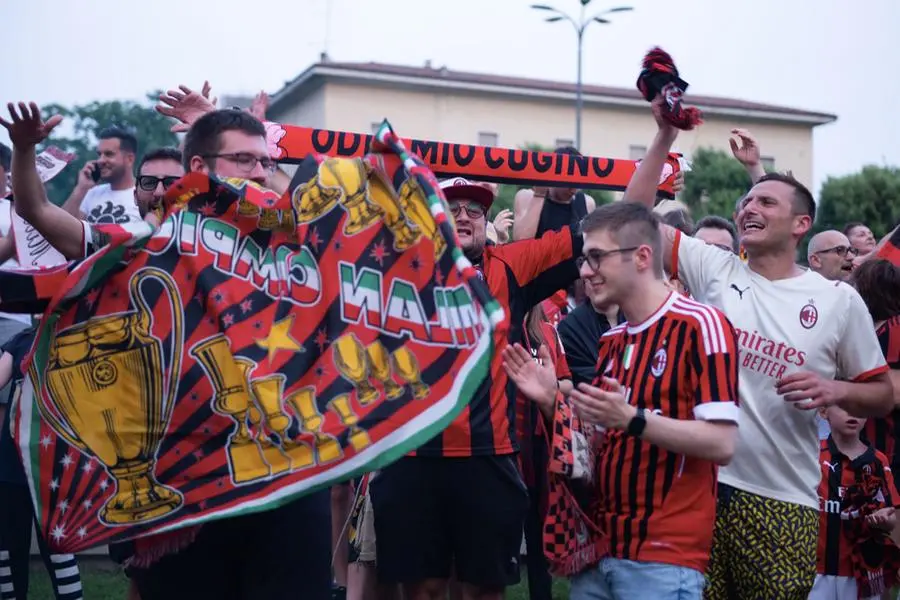La bandiera del Milan per la vittoria dello scudetto portata in piazza Repubblica