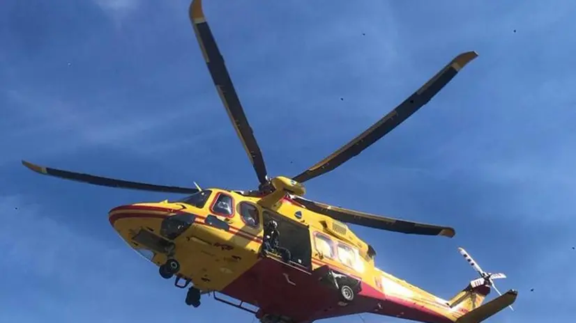 L'eliambulanza in volo (simbolica) - Foto tratta dai social di associazione Elisoccorso Brescia Bravosierra