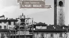 L’impalcatura a difesa della torre dell’orologio in piazza Loggia - Archivio Negri