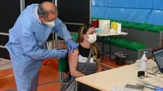 L'inoculazione di una dose di vaccino anti-Covid - © www.giornaledibrescia.it
