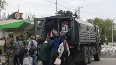 Cittadini vengono evacuati da unità militari ucraine - Foto Ansa © www.giornaledibrescia.it