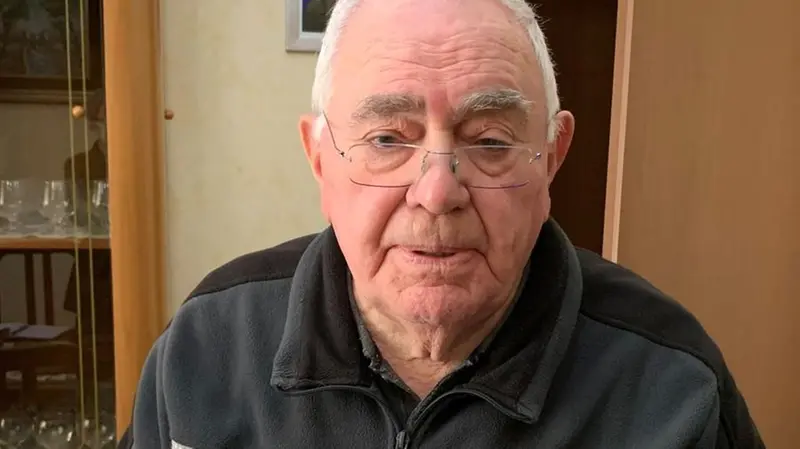 Rozzini tiene tra le mani la sua Pentax - © www.giornaledibrescia.it