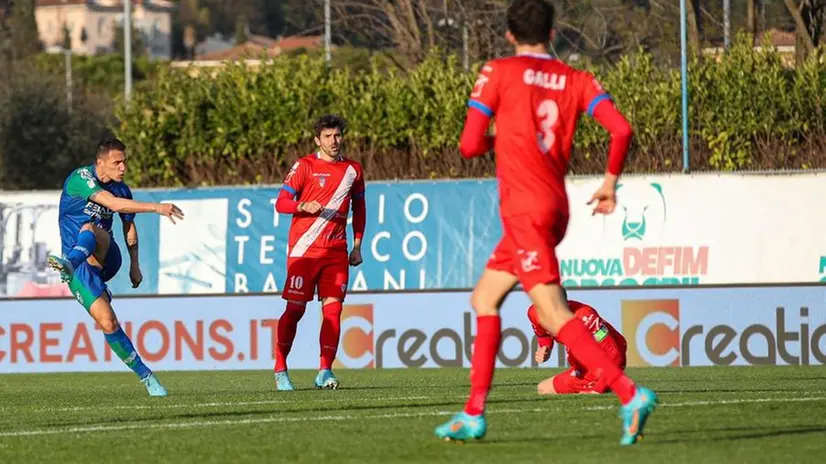 Luca Siligardi al tiro contro la Pro Patria - Foto New Reporter © www.giornaledibrescia.it