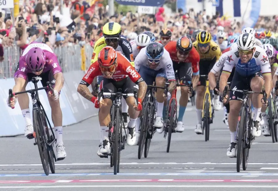 Giro d'Italia, Arnaud Demare concede il bis e vince anche a Scalea