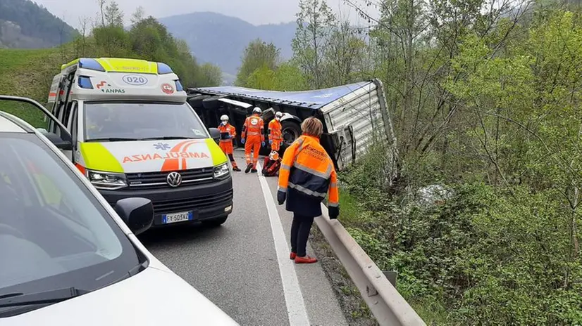 Il mezzo ribaltato sulla sulla strada 237 del Caffaro -  © www.giornaledibrescia.it