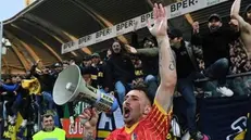 Gagno esulta coi tifosi dopo la vittoria del Modena decretata dal gol che lui stesso ha siglato su rinvio da 80 metri - © www.giornaledibrescia.it